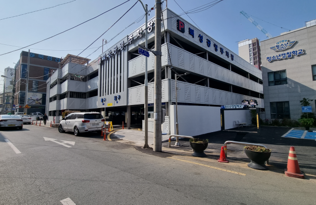 대구 중구가 북성로 공구골목 및 대봉동 인근에 공영 주차장을 조성했다. 북성로는 123면, 대봉동은 20면 규모로 주차가 가능하다. 주차장은 이달 중 운영을 시작한다. 중구청 제공