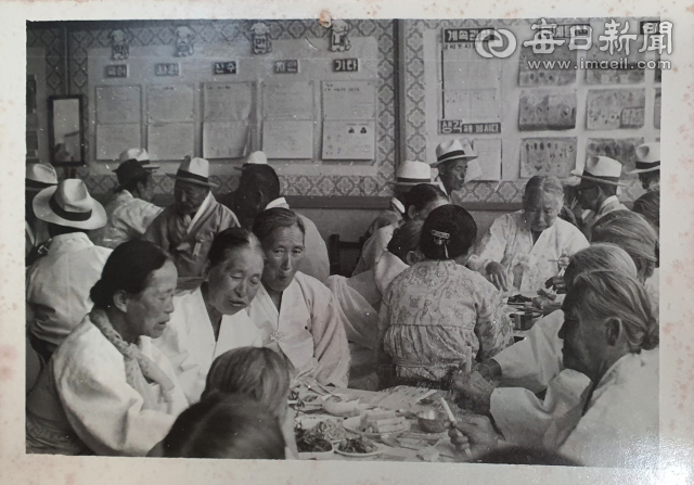 1980년 청송 화목초등학교에서 열린 마을 경로잔치의 모습. 화목초 제공