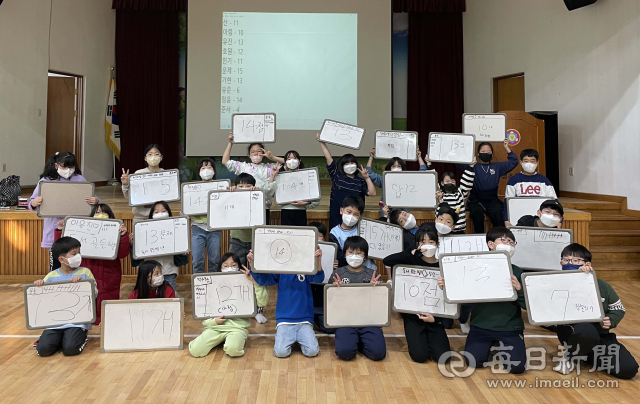 용성초등학교 학생들이 2022년 11월 학교 강당에서 독서 골든벨을 하고 있다. 용성초교 제공