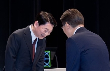 지난 2022년 2월 25일 서울 마포구 상암동 SBS스튜디오에서 진행된 20대 대선 후보자 방송토론회 당시 안철수 국민의당 후보와 이재명 더불어민주당 후보가 인사를 나누고 있다. 자료사진. 연합뉴스