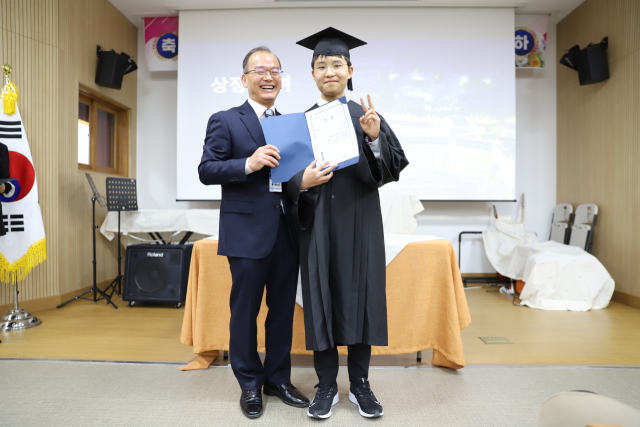 김천혁신도시에 개교한 운남중학교 1회 졸업식 모습. 김천교육청 제공