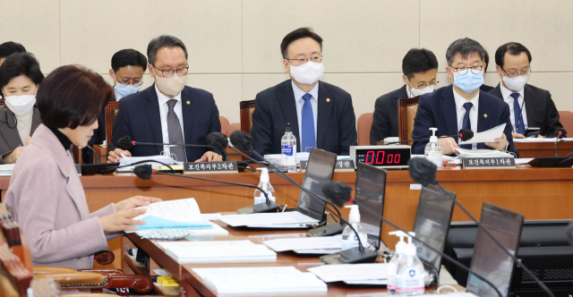 조규홍 보건복지부 장관 등 기관장들이 9일 국회에서 열린 보건복지위원회 전체회의에서 자리에 앉아 있다. 연합뉴스