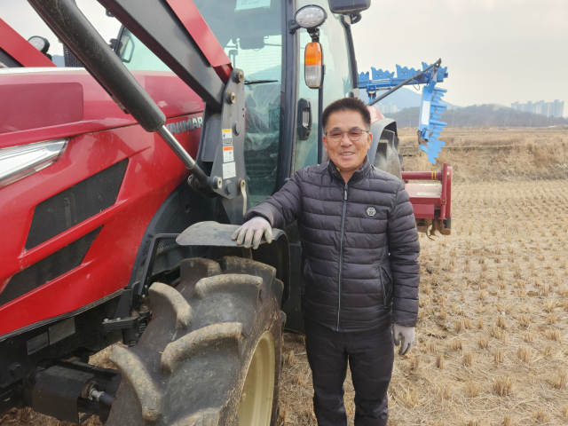 9일 만난 하재덕 호야농가 대표가 트랙터 점검을 마치고 환하게 웃고 있다. 이통원 기자. tong@imaeil.com