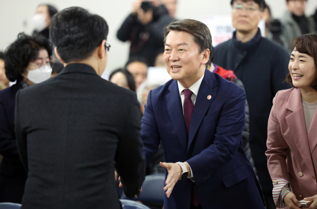 국민의힘 안철수 당 대표 후보가 9일 청주시 흥덕구 국민의힘 충북도당 강당에서 열린 당원 간담회에 참석하고 있다. 연합뉴스