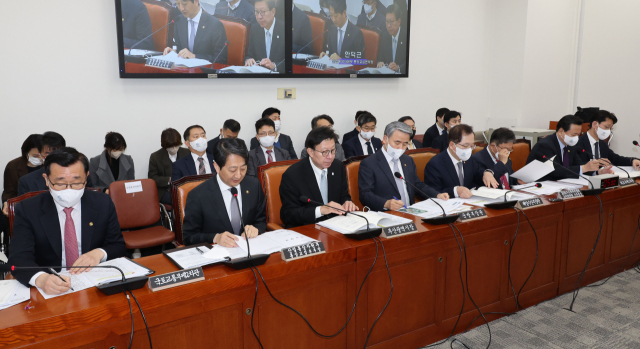국회 2030 부산세계박람회 유치지원 특별위원회 전체회의가 9일 오전 서울 여의도 국회에서 어명소 국토교통부 제2차관(왼쪽부터), 안덕근 산업통상자원부 통상교섭본부장, 박형준 부산시장, 이종섭 국방부 장관, 조승환 해양수산부 장관, 윤상직 2030 부산세계박람회 유치위원회 사무총장, 조현동 외교부 제1차관, 김윤상 기획재정부 재정관리관이 참석한 가운데 열리고 있다. 연합뉴스