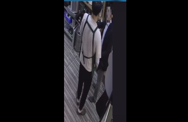 손님과 언쟁 중 뺨 맞은 아르바이트생. 온라인 커뮤니티 캡처