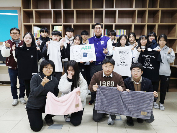 대구 계성고등학교 교장 박현동, 진로부장 김갑철 교사, 손유주 동아리 담당교사와 계성고등학교 협동조합 동아리 학생들이 판매했던 담요와 티셔츠를 선보이고 있다. 헬프애니멀 제공.