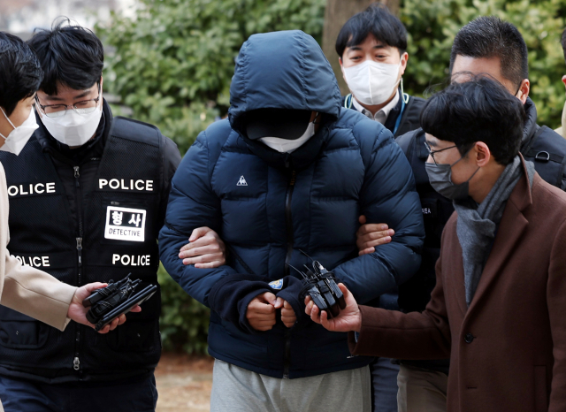 12살 초등학생 아들을 학대한 혐의를 받는 친부 B씨가 10일 오전 구속 전 피의자 심문(영장실질심사)을 받기 위해 인천지방법원에 들어서고 있다. 연합뉴스