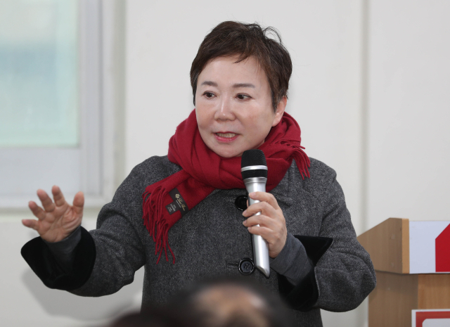 국민의힘 3·8 전당대회 최고위원 선거에 출마한 정미경 후보가 10일 오후 대구 수성구갑 당협위원회를 찾아 당원들에게 인사말을 하고 있다. 연합뉴스
