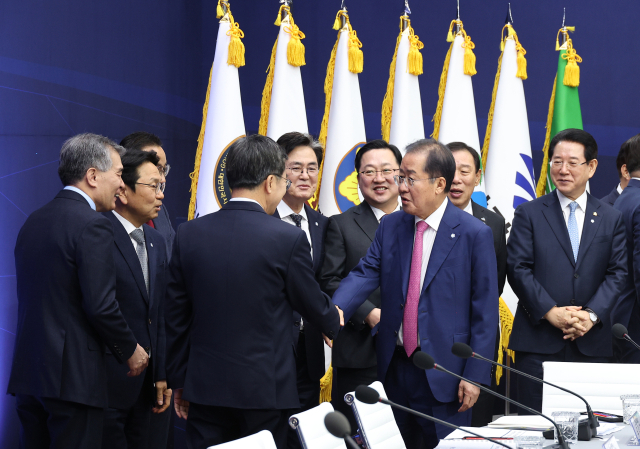 홍준표 대구광역시장이 10일 전북 전주시 전북도청에서 열린 제3회 중앙지방협력회의에 앞서 참석자들과 이야기를 나누고 있다. 연합뉴스