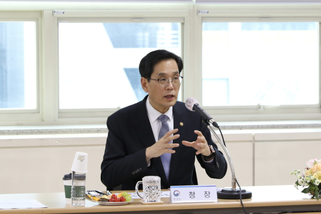 10일 한훈 통계청장이 동북지방통계청 통계조사 현장을 방문해 직원들의 노고를 격려하고 2023년 주요 업무계획을 보고 받았다. 동북지방통계청 제공
