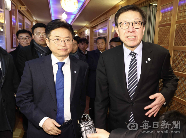 이철우(왼쪽) 경북도지사와 박형준 부산시장이 10일 전주의 한 식당에서 영남권 5개 시도지사 모임 후 기자들에게 답변하고 있다. 경북도 제공