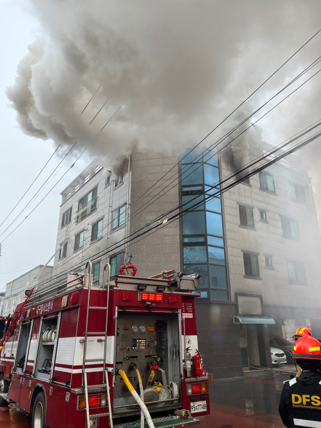 11일 오전 8시 59분쯤 대구 달서구 한 빌라에서 불이 나 60대 남성 1명이 숨지는 사고가 발생했다. 대구소방안전본부 제공