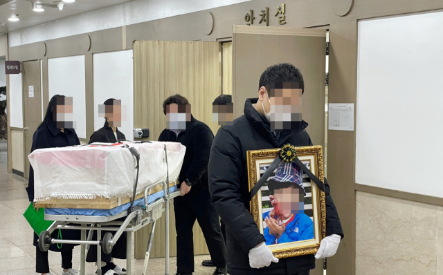 11일 오후 인천 한 장례식장에서 학대로 숨진 초등학교 5학년생 A(12)군의 발인이 진행되고 있다. 공룡 인형을 두 손에 든 아이는 가로·세로 30㎝ 정도 되는 영정 액자 속에서 해맑게 웃고 있었다. A군의 의붓어머니 B씨와 친아버지 C(40)씨는 전날 각각 아동학대치사와 상습아동학대 혐의로 경찰에 구속됐다. 연합뉴스