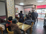 11일 2.18부상자대책위원회가 사무실에 이어 인근 중국집으로 이동해 회의를 거듭 하고 있는 모습. 박성현 기자