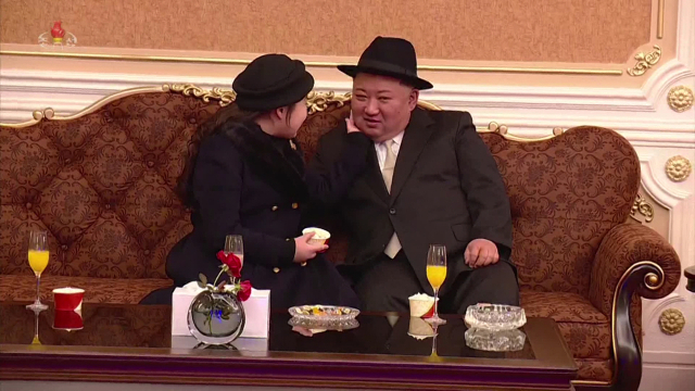조선중앙TV는 9일 전날 밤 열린 인민군 창건일(건군절) 75주년 기념 열병식을 녹화중계했다. 사진은 열병식 본행사 시작 전 내부 연회실에서 김주애가 아버지 김정은 국무위원장의 얼굴을 만지는 모습. [국내에서만 사용가능. 재배포 금지. For Use Only in the Republic of Korea. No Redistribution] 연합뉴스