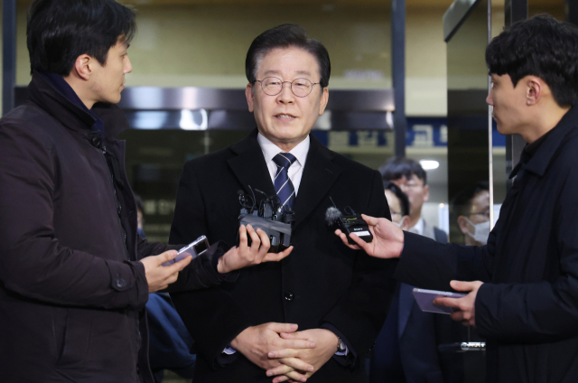 더불어민주당 이재명 대표가 10일 서울 서초구 서울중앙지방검찰청에서 위례 신도시·대장동 개발사업 의혹과 관련해 조사를 받고 청사를 나서며 기자들의 질문에 답하고 있다. 연합뉴스