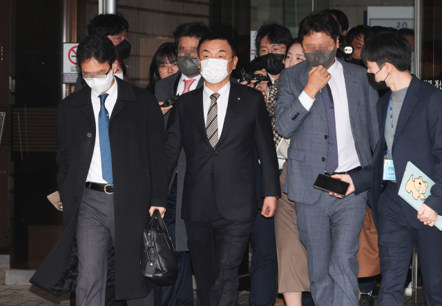 도이치모터스 주가를 조작한 혐의로 기소된 권오수 전 도이치모터스 회장이 10일 오전 서초구 서울중앙지법에서 열린 1심 선고 공판에서 징역형의 집행유예를 선고받고 밖으로 나서고 있다. 연합뉴스