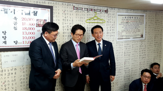 지난 2017년 2월 대선 경선을 앞두고 자유한국당 비상대책위원 자격으로 보리모임에 참석한 김문수 전 경기도지사에게 권형석 보리모임 회장이 