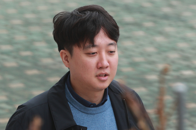 국민의힘 이준석 전 대표가 12일 오후 서울 영등포구 여의도의 한 식당에서 천하람 당대표 후보와 허은아·김용태 최고위원 후보, 이기인 청년최고위원 후보가 주최한 오찬 기자간담회에 참석하고 있다. 연합뉴스