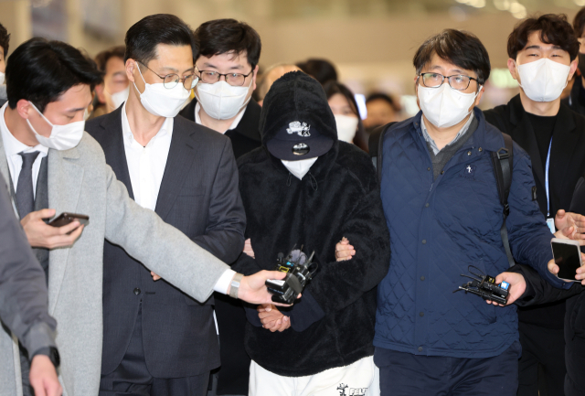 대북송금 등 혐의로 구속 기소된 김성태 쌍방울 그룹 전 회장의 금고지기이자 매제인 쌍방울 그룹 전 재경총괄본부장 김모 씨가 해외 도피 9개월 만인 지난 11일 오전 인천공항을 통해 입국하고 있다. 연합뉴스