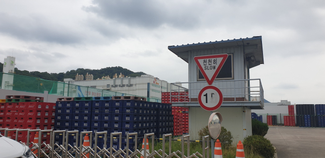 창고 형태로 유지되고 있는 구미국가산업단지 내 오비맥주㈜ 구미공장 일대 전경. 적재된 맥주 상자 뒤편으로 SK실트론 사업장이 보인다. 매일신문 DB
