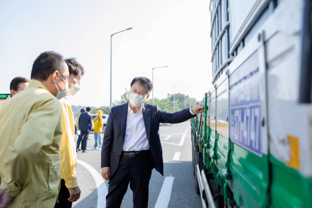 권용복 한국교통안전공단 이사장이 안전감찰 단속 현장(서해안고속도로 서평택TG)을 방문해 단속원을 격려하고 직접 단속 현장을 점검하고 있다. 한국교통안전공단 제공