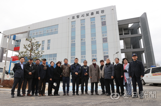 이강덕(가운데) 포항시장과 포항지역 보훈단체 회원들이 남구 상도동 통합보훈회관 건립 현장을 둘러보고 함께 기념촬영을 하고 있다. 포항시 제공