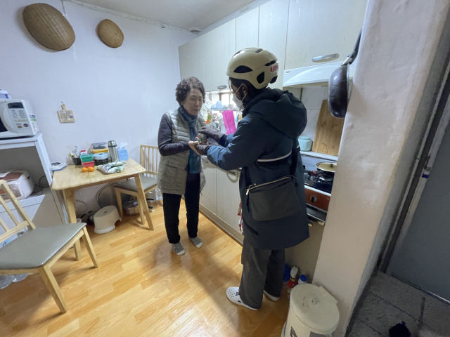 지난 10일 오전 11시 hy(전 한국요구르트)사 프레시 매니저 박신희 씨가 대구 수성구 지산동에 사는 독거 노인 김차자(79) 씨의 자택에 음료를 전달 후 안부를 묻고 있다. 한소연 기자