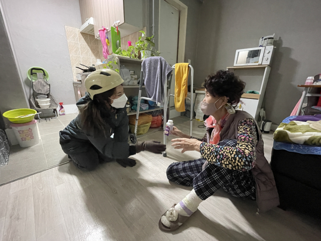 지난 10일 오전 11시 hy(전 한국요구르트)사 프레시 매니저 박신희 씨가 대구 수성구 지산동에 사는 독거 노인 차정순(83) 씨에게 음료를 전달하며 안부를 묻고 있다. 한소연 기자