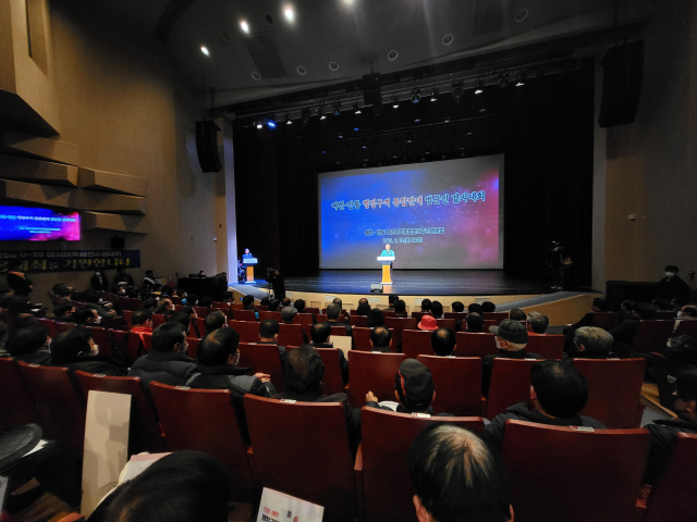 김학동 예천군수가 13일 오후 예천·안동 행정구역 통합반대 범군민 결의대회에 참석해 반대하는 이유에 대한 설명을 하고 있다. 윤영민 기자