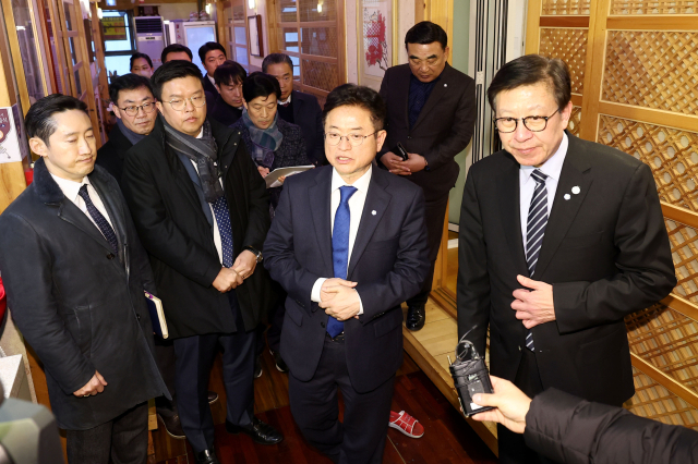 10일 전북도청에서 열린 중앙지방협력회의를 마친 뒤 한자리에 모인 영남권 5개 단체장은 대구경북 신공항과 가덕도 신공 건설에 힘을 모으기로 약속했다. 경북도 제공