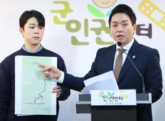 13일 오전 서울 마포구 군인권센터에서 열린 육군 제12사단 52연대 소속 GOP 33소초에서 발생한 김 이병 총기 사망 사건 관련 기자회견에서 임태훈 소장이 양구소방서 해안119지역대 구급차 및 해안파출소 순찰차 등의 군부대 출입 지연 관련 설명을 하고 있다. 연합뉴스