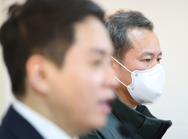 13일 오전 서울 마포구 군인권센터에서 열린 육군 제12사단 52연대 소속 GOP 33소초에서 발생한 김 이병 총기 사망 사건 관련 기자회견에서 김 이병의 부친이 임태훈 소장의 발표를 듣고 있다. 연합뉴스