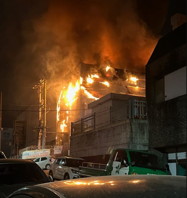 14일 오전 1시 7분쯤 경북 구미시 오태동의 한 마트에서 불이나 소방인력 50명, 소방차량 20대가 투입돼 오전 3시 59분쯤 완전히 불길이 잡혔다. 경북소방본부 제공