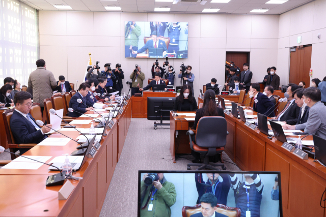 14일 오전 국회에서 열린 외교통일위원회 전체회의에서 김태호 위원장이 의사봉을 두드리고 있다. 외통위에서 이날 튀르키예·시리아 지진 피해 희생자 추모 및 복구 지원 촉구 결의안이 가결됐다. 연합뉴스