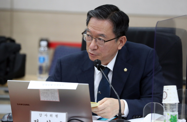 정성호 더불어민주당 의원이 지난해 10월 경기도 용인시 지상작전사령부에서 열린 국회 국방위 국정감사에서 질의하고 있다. 연합뉴스