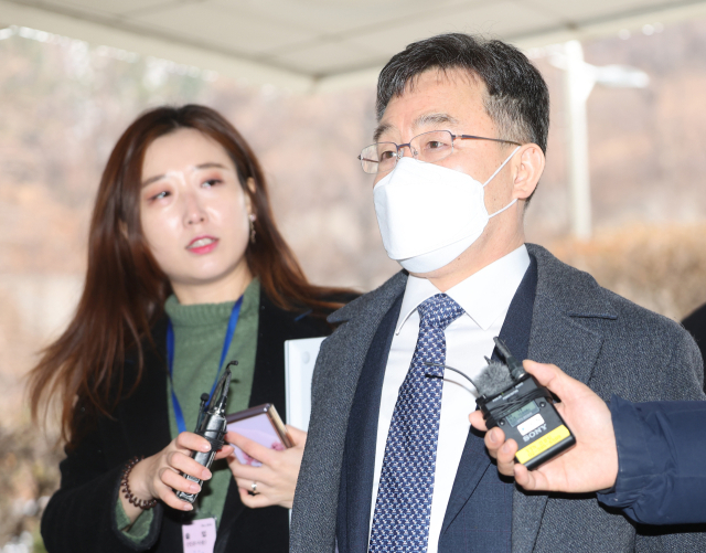 화천대유자산관리 대주주 김만배 전 머니투데이 기자가 지난 10일 오전 서초구 서울중앙지방법원에서 열린 대장동 개발 사업 로비·특혜 의혹 관련 공판에 출석하고 있다. 연합뉴스