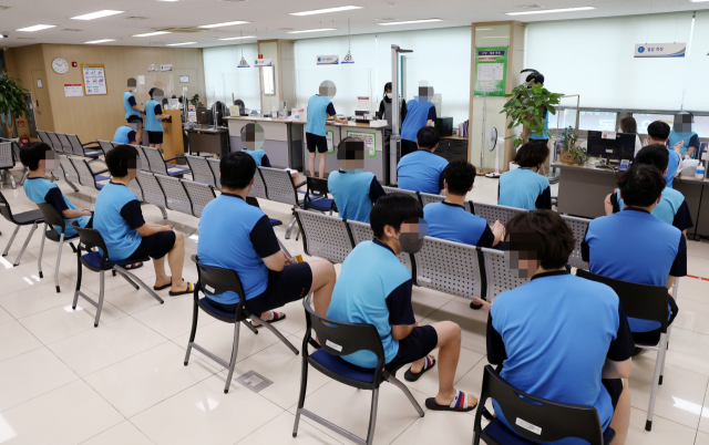 1일 오전 인천시 미추홀구 인천병무지청에서 열린 병역판정 검사에서 징병 대상자들이 신체검사를 받고 있다. 연합뉴스