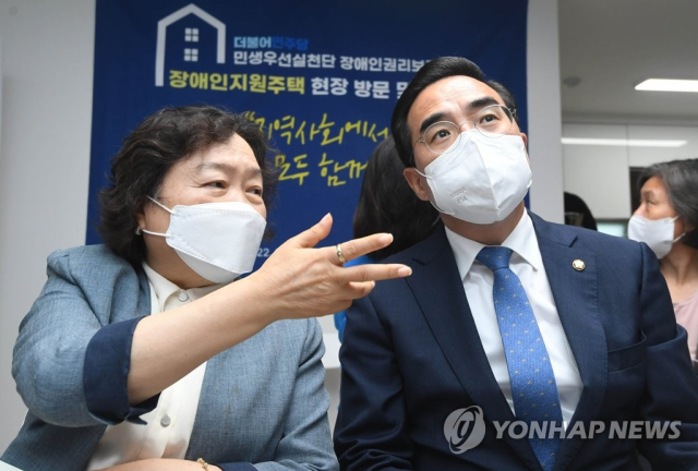박홍근 더불어민주당 원내대표와 인재근 민주당 의원이 지난해 6월 29일 오전 서울 구로구 리치힐 커뮤니티룸에서 열린 민생우선실천단 장애인 지원주택 현장 간담회에서 대화하고 있다. 연합뉴스