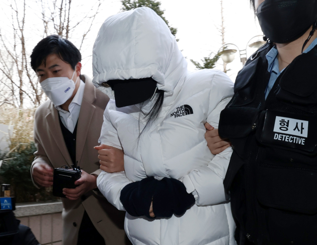 12살 초등학생 아들을 학대해 숨지게 한 혐의를 받는 계모 A씨가 10일 오전 구속 전 피의자 심문(영장실질심사)을 받기 위해 인천지방법원으로 들어서고 있다. 연합뉴스