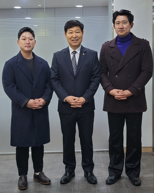 라오스 야구 대표팀에 새로 선임돼 파견되는 이준영 감독(왼쪽)과 김현민 감독이 이만수 헐크파운데이션 이사장과 기념촬영을 하고 있다. 헐크파운데이션 제공