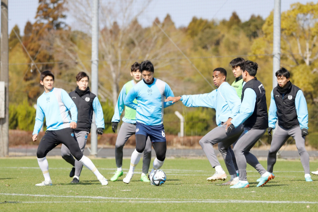 올해 2월 일본 가고시마현에 있는 프로축구 대구FC 동계 전지훈련지에서 선수들이 구슬땀을 흘리고 있다. 매일신문 DB