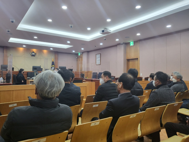 김주수 의성군수 등이 14일대구지법 의성지원에 출석해 있다. 이현주기자