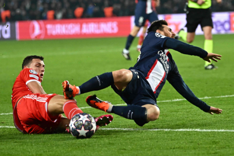 고개 떨군 메시…PSG, 챔피언스리그 3시즌 연속 16강 탈락 위기