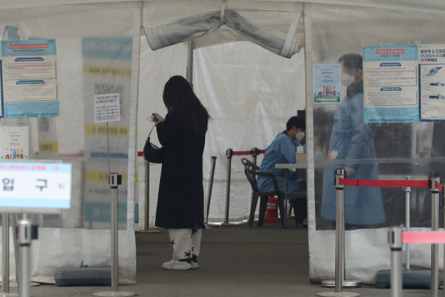 코로나19 확진자가 지속해서 감소세를 보이는 가운데 12일 오후 서울역 선별검사소가 다소 한산한 모습이다. 연합뉴스