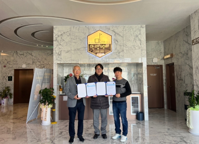 김천대학교(총장 윤옥현) 생활체육학과(주임교수 홍상민)와 만랩 스크린엔골프 아카데미(대표 박경회)는 14일 골프수업 지원 관련 MOU를 체결했다. 김천대학교 제공