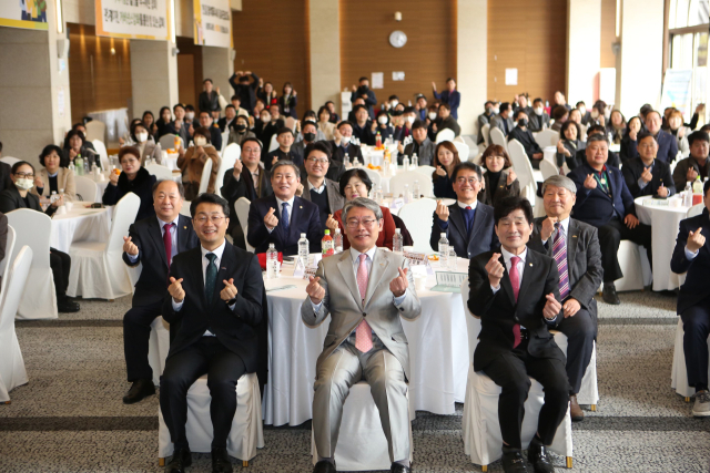 경상북도사회복지사협회(회장 강창교, 이하 협회)는 15일 경주에서 주요 내빈과 대의원 150여명이 참석한 가운데 