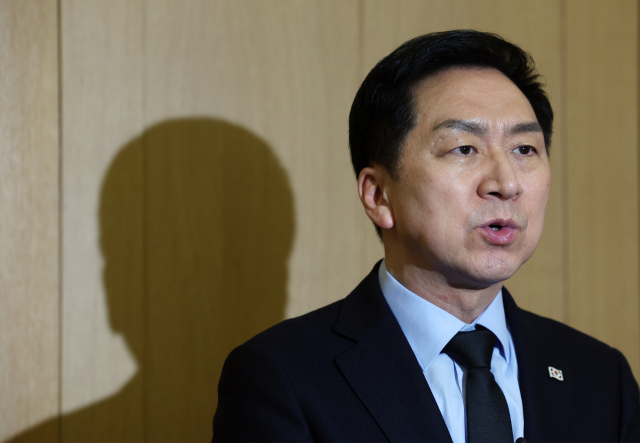 국민의힘 김기현 당대표 후보가 15일 오전 서울 중구 주한 튀르키예 대사관을 방문해 애도의 뜻을 전하며 위로한 뒤 취재진의 질문에 답하고 있다. 연합뉴스