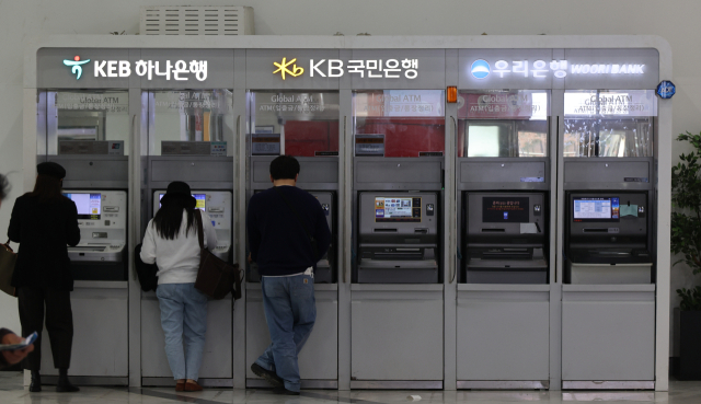 은행들의 현금인출기 모습. 서민을 힘들게 하는 고금리 수익으로 은행권이 퇴직금·성과급 등 